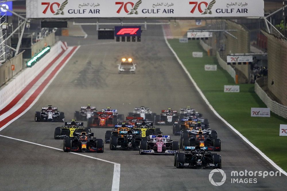 Lewis Hamilton, Mercedes F1 W11, Sergio P&eacute;rez, Racing Point RP20, Max Verstappen, Red Bull Racing RB16, Valtteri Bottas, Mercedes F1 W11 al inicio