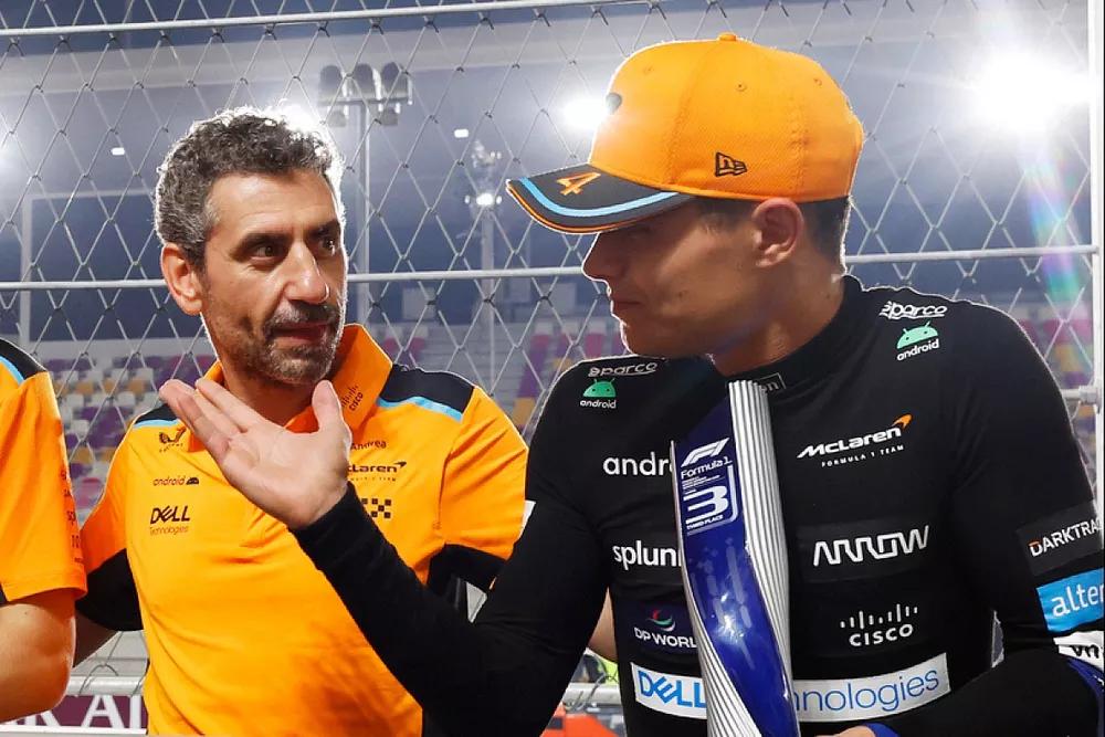 Oscar Piastri, McLaren, 2&ordf; posici&oacute;n,rea Stella, Director de McLaren, Lando Norris, McLaren, 3&ordf; posici&oacute;n, con los trofeos