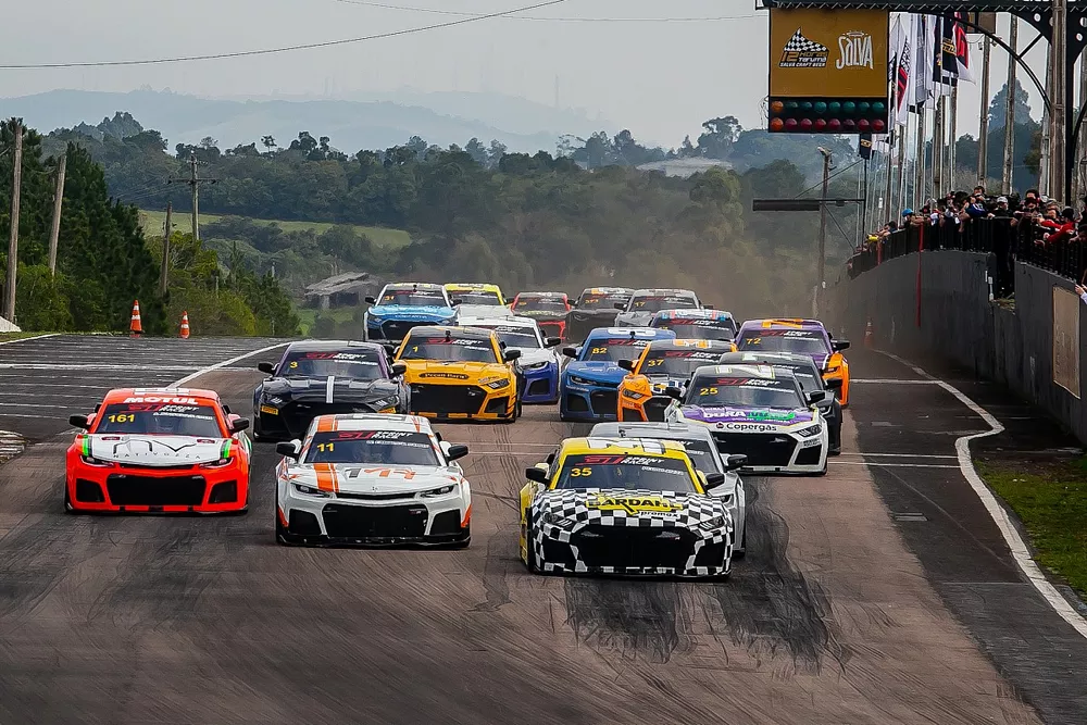 Largada da Corrida 3 em Tarum&atilde;