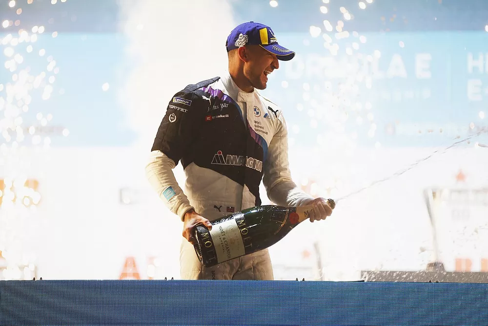 Le vainqueur Jake Dennis, BMW I Andretti Motorsport, f&ecirc;te avec le Champagne sur le podium