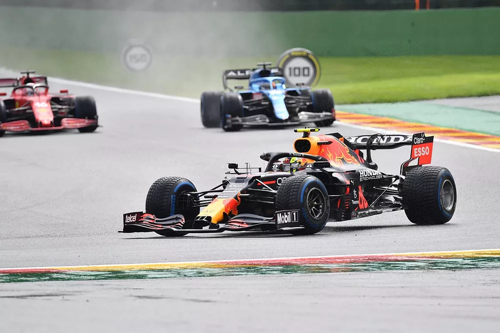 Sergio Perez, Red Bull Racing RB16B, Fernando Alonso, Alpine A521, et Charles Leclerc, Ferrari SF21