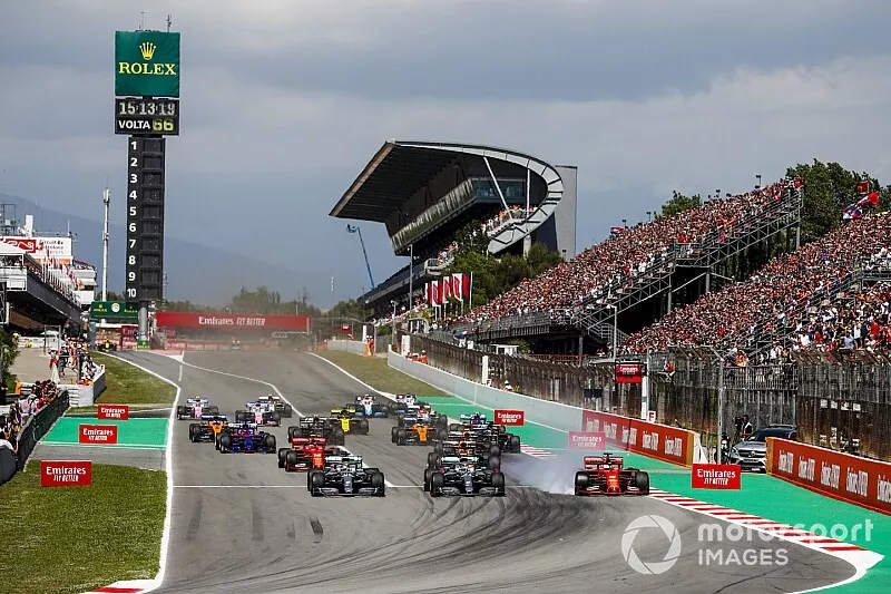 Lewis Hamilton, Mercedes AMG F1 W10 lidera Valtteri Bottas, Mercedes AMG W10 como Sebastian Vettel, Ferrari SF90 se bloquea en el inicio de la carrera
