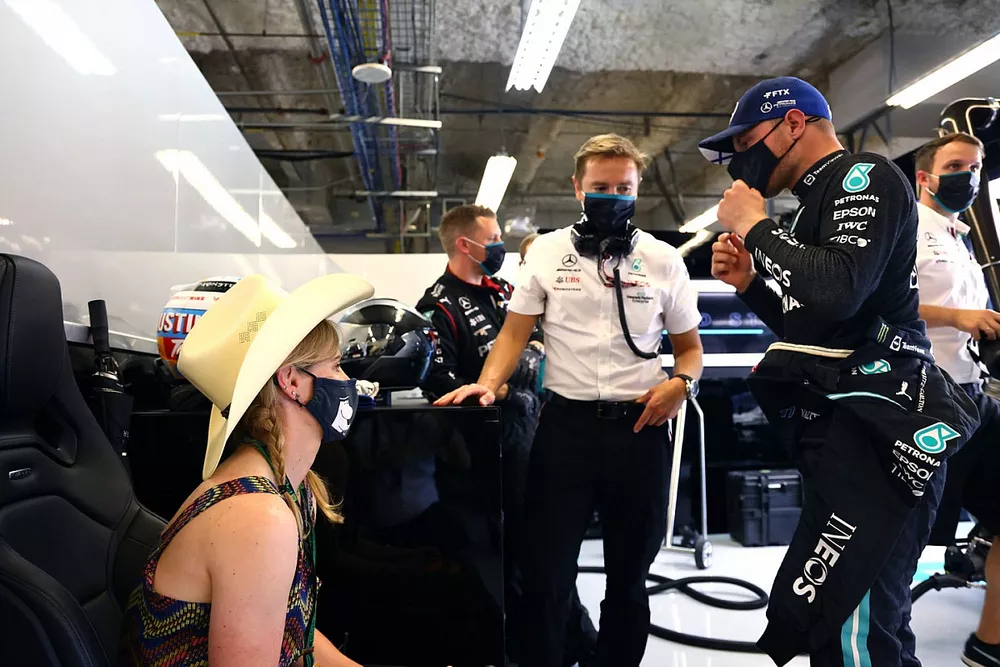 Tiffany Cromwell en el garaje con Valtteri Bottas, Mercedes