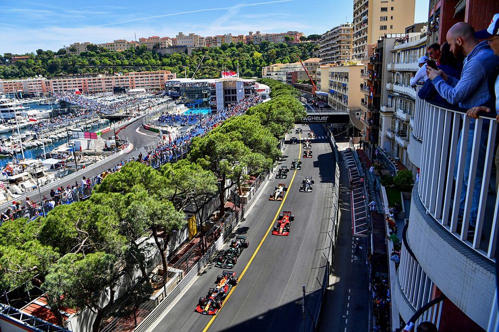 Max Verstappen, Red Bull Racing RB16B, lidera a Valtteri Bottas, Mercedes W12, Carlos Sainz, Ferrari SF21, Lando Norris, McLaren MCL35M, y el resto de la parrilla en la salida
