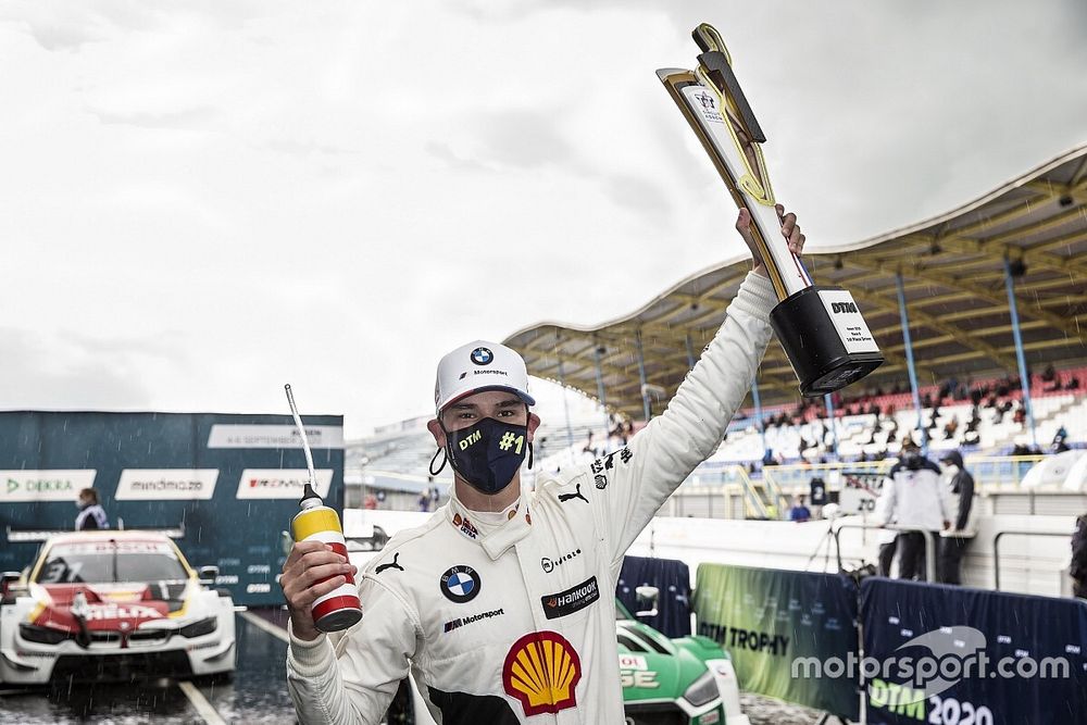 Podium: Race winner Sheldon van der Linde, BMW Team RBM
