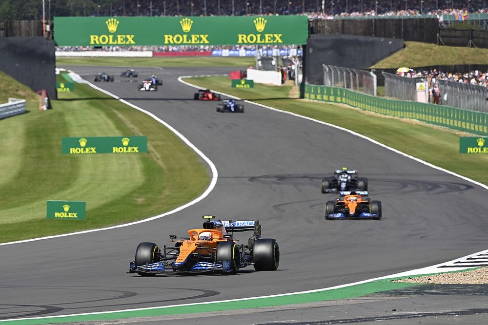 Lando Norris, McLaren MCL35M, Daniel Ricciardo, McLaren MCL35M, Sebastian Vettel, Aston Martin AMR21