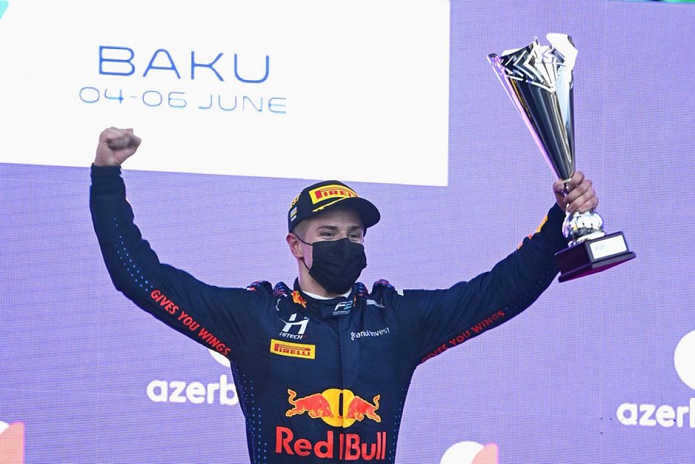 Juri Vips, Hitech Grand Prix, 1st position, with his trophy