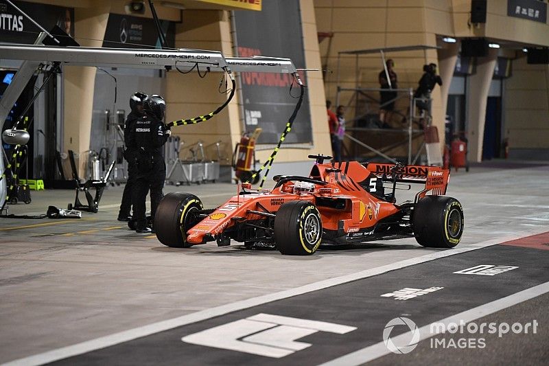 Changement d'aileron avant pour Sebastian Vettel chez Ferrari