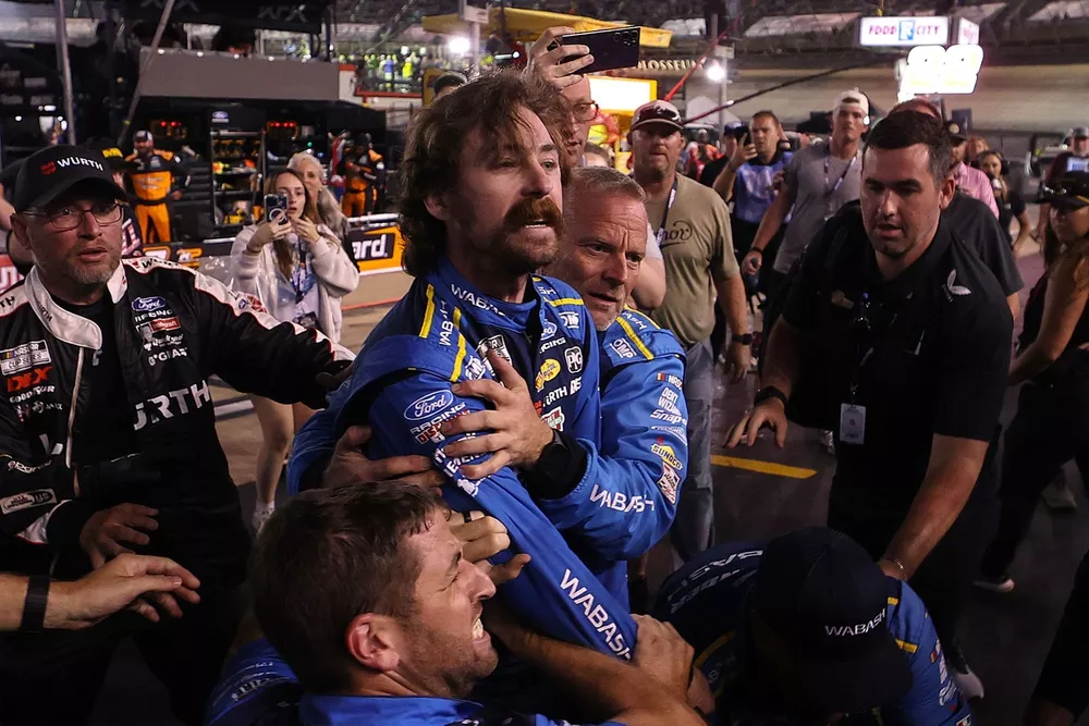La pelea de Ryan Blaney y Carson Hocevar