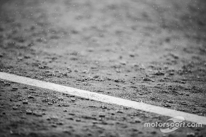 Старт гонки MotoGP відкладений через велику кількість води на асфальті
