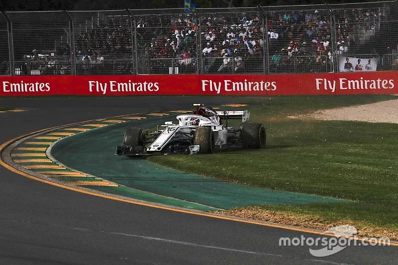 Charles Leclerc, Sauber C37 runs wide