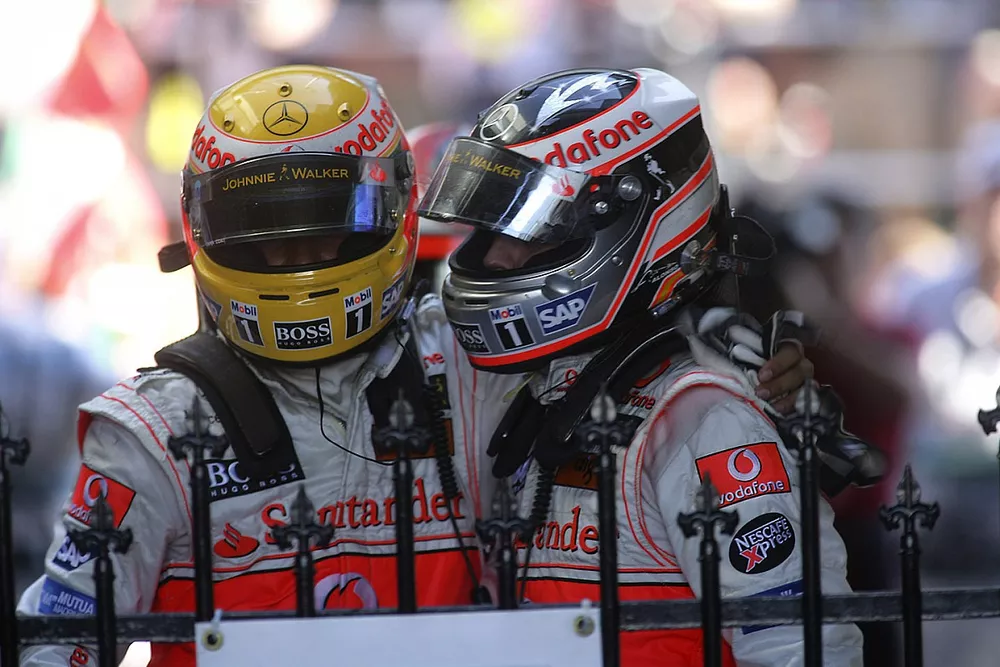 Fernando Alonso, McLaren MP4-22, f&eacute;licite Lewis Hamilton, McLaren MP4-22