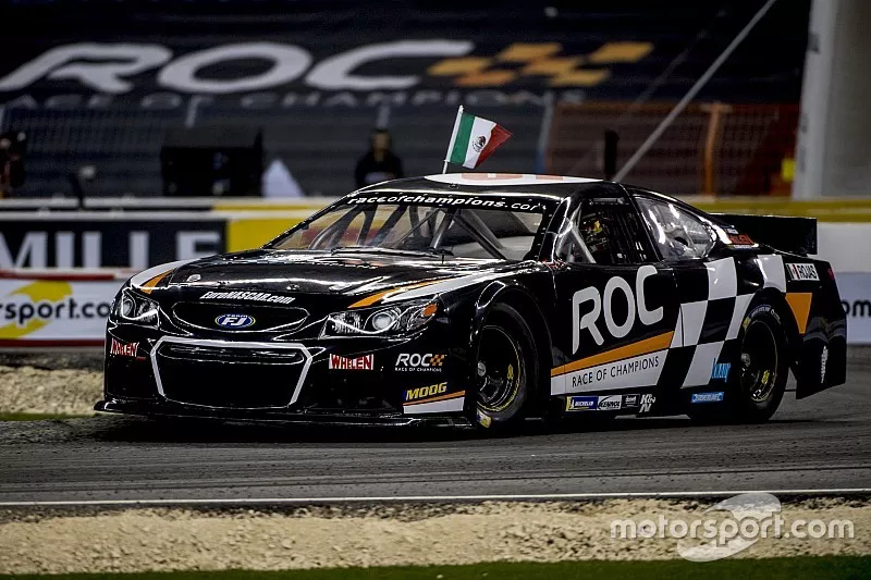 Memo Rojas del equipo de M&eacute;xico manejando el NASCAR