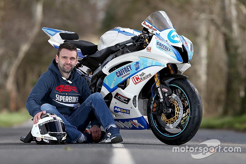 William Dunlop muere en un accidente en la Skerries 100