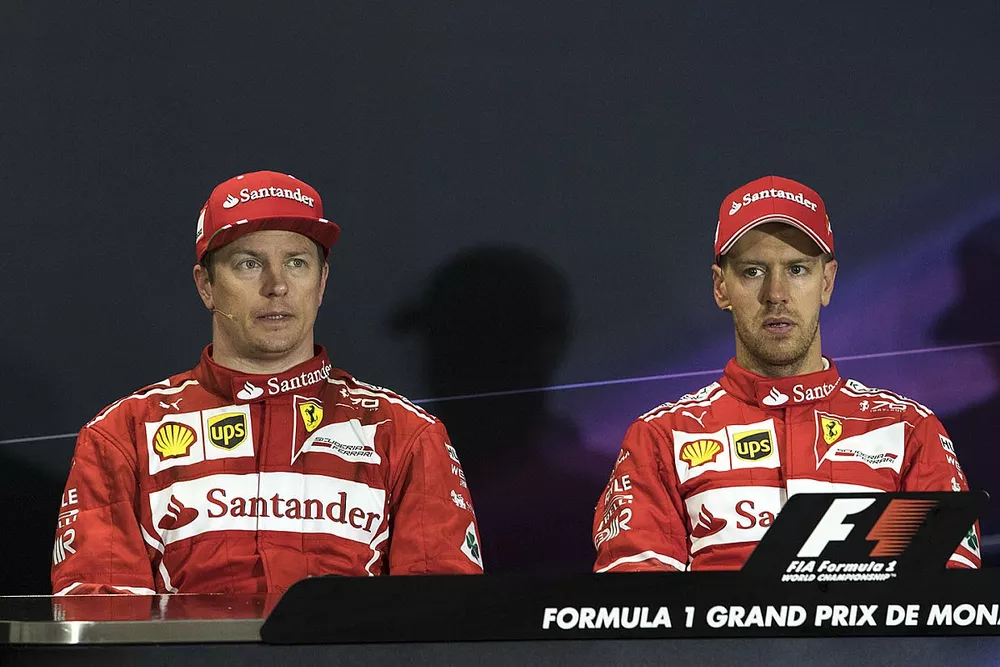 Kimi Raikkonen, de Ferrari y ganador Sebastian Vettel, Ferrari en la Conferencia de prensa