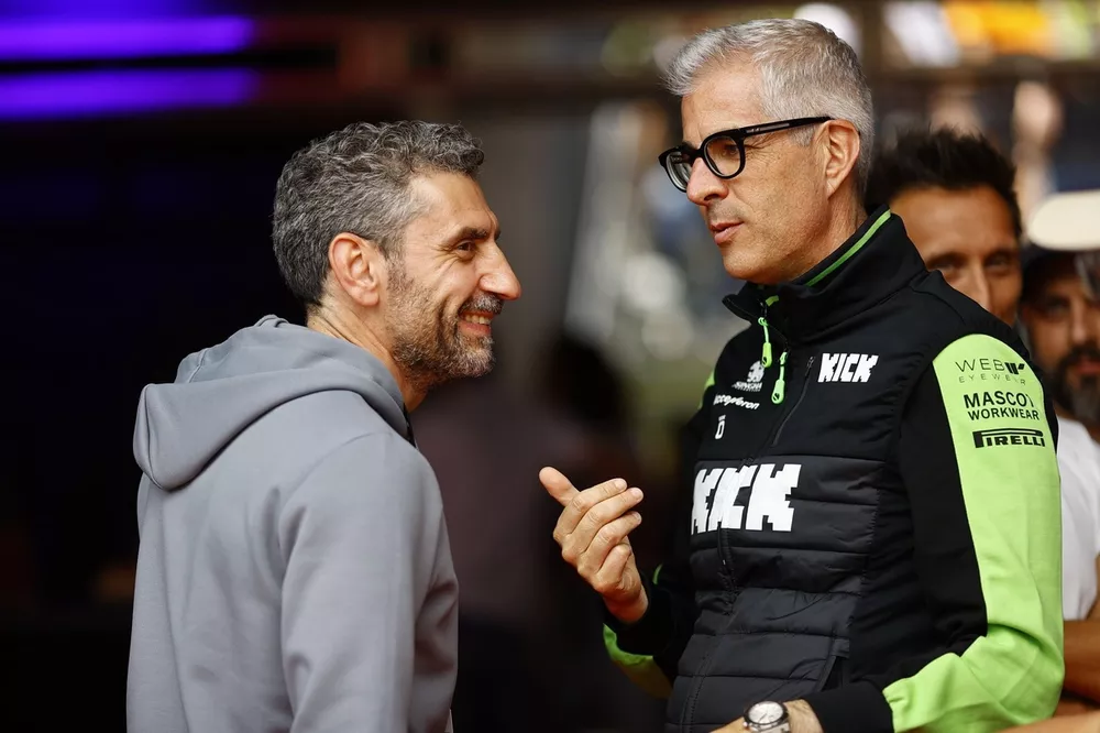 Andrea Stella, Team Principal, McLaren F1 Team, discute avec Alessandro Alunni Bravi, repr&eacute;sentant de l'&eacute;quipe, Stake F1 Team Kick Sauber 