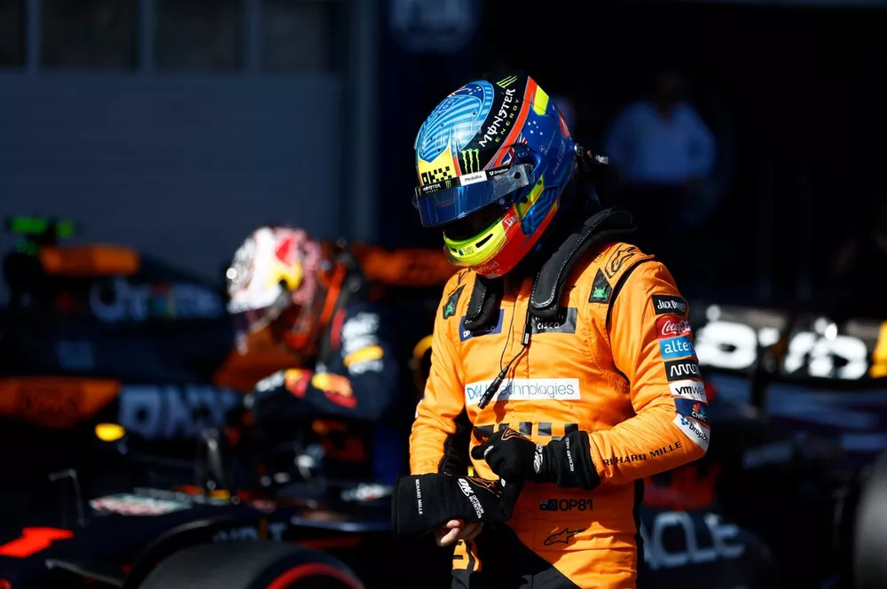 Oscar Piastri, da equipe McLaren F1, chega ao Parc Ferme ap&oacute;s a classifica&ccedil;&atilde;o da Sprint