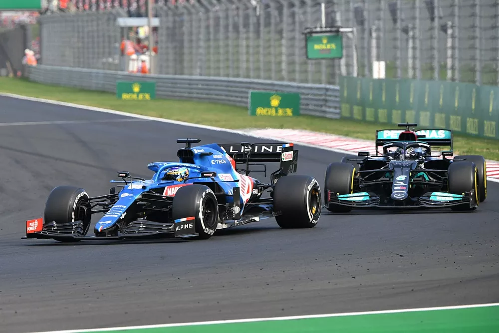 Fernando Alonso, Alpine A521, Lewis Hamilton, Mercedes W12