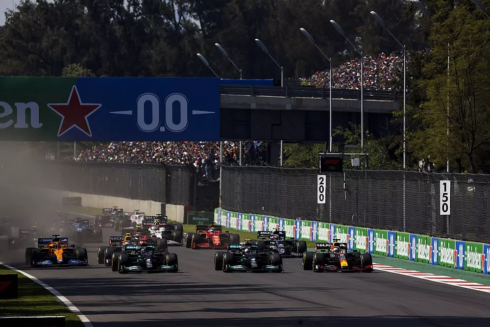 Max Verstappen, Red Bull Racing RB16B, leads Lewis Hamilton, Mercedes W12, Valtteri Bottas, Mercedes W12, Daniel Ricciardo, McLaren MCL35M, Sergio Pérez, Red Bull Racing RB16B, al inicio