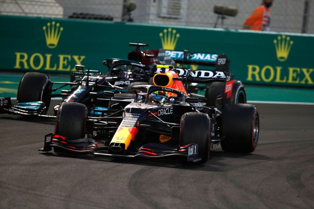 Sergio Pérez, Red Bull Racing RB16B, Lewis Hamilton, Mercedes W12
