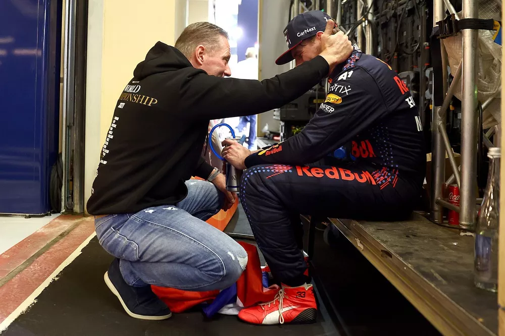 El ganador de la carrera y campe&oacute;n del mundo de pilotos de F1 en 2021, Max Verstappen, de Red Bull Racing, lo celebra con su padre Jos Verstappen