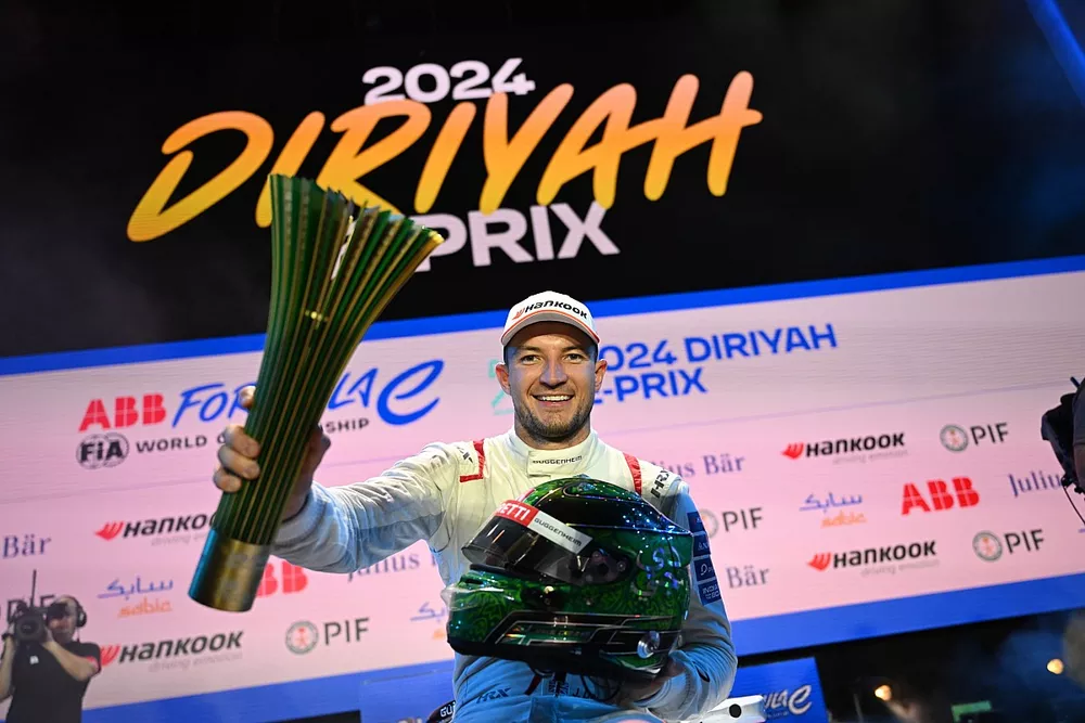Ganador Jake Dennis, Andretti Global, celebra con su trofeo
