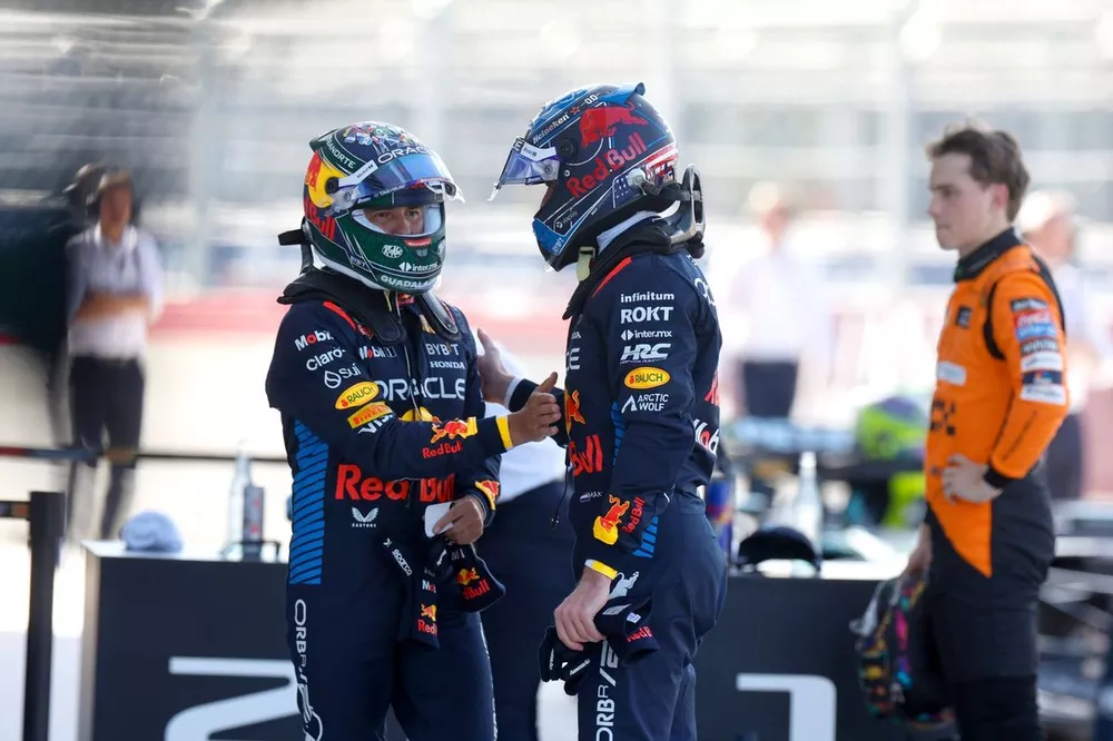 Sergio Pérez, Red Bull Racing, felicita al hombre de la pole Max Verstappen, Red Bull Racing, en el Parc Ferme tras la clasificación