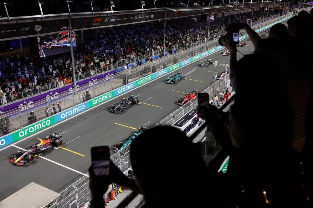 Sergio Perez, Red Bull Racing RB19, Fernando Alonso, Aston Martin AMR23, George Russell, Mercedes F1 W14, the rest of the field at the start