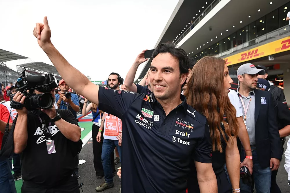 Sergio P&eacute;rez, Red Bull Racing saluda a los fans