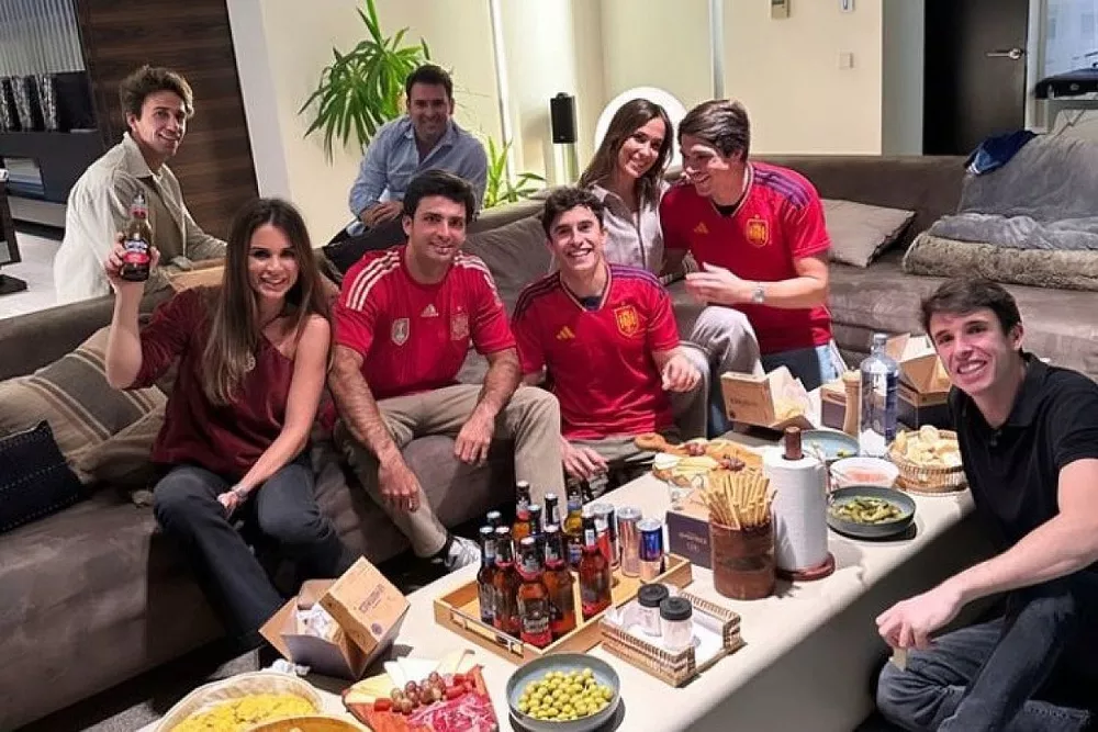 Los Marquez y Sainz viendo juntos el partido de España contra Japón