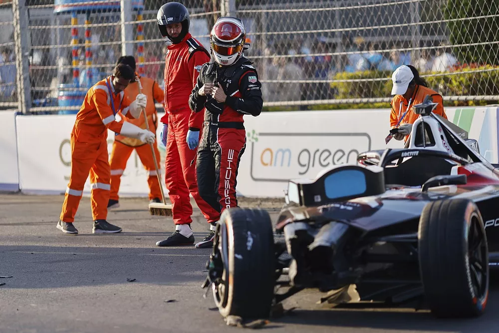 Pascal Wehrlein, Porsche, Porsche 99X Electric Gen3, camina lejos de su coche da&ntilde;ado. 
