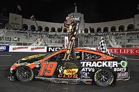 Truex wins chaotic Clash at the L.A. Coliseum