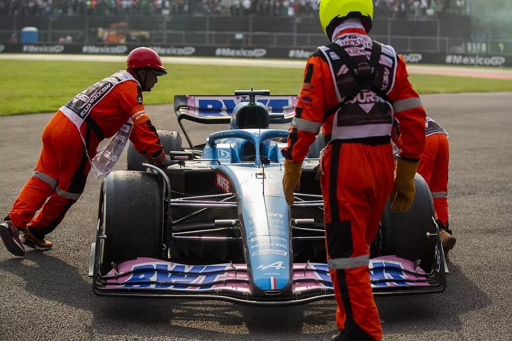 Les commissaires retirent la monoplace de Fernando Alonso, Alpine A522, de la piste