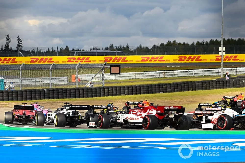 Daniil Kvyat, AlphaTauri AT01, Kimi Raikkonen, Alfa Romeo Racing C39, and Kevin Magnussen, Haas VF-20, at the start