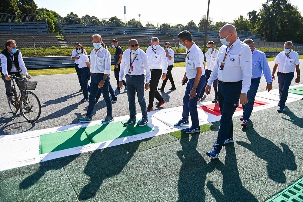 Michael Masi, Race Director van de FIA, inspecteert het circuit van Monza met vertegenwoordigers van de Automobile Club d'Italia