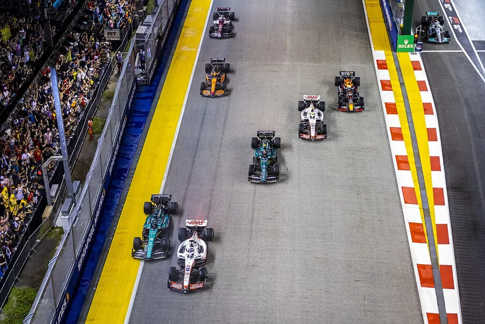 Kevin Magnussen, Haas VF-22, Lance Stroll, Aston Martin AMR22, Sebastian Vettel, Aston Martin AMR22, Mick Schumacher, Haas VF-22, Max Verstappen, Red Bull Racing RB18, at the start