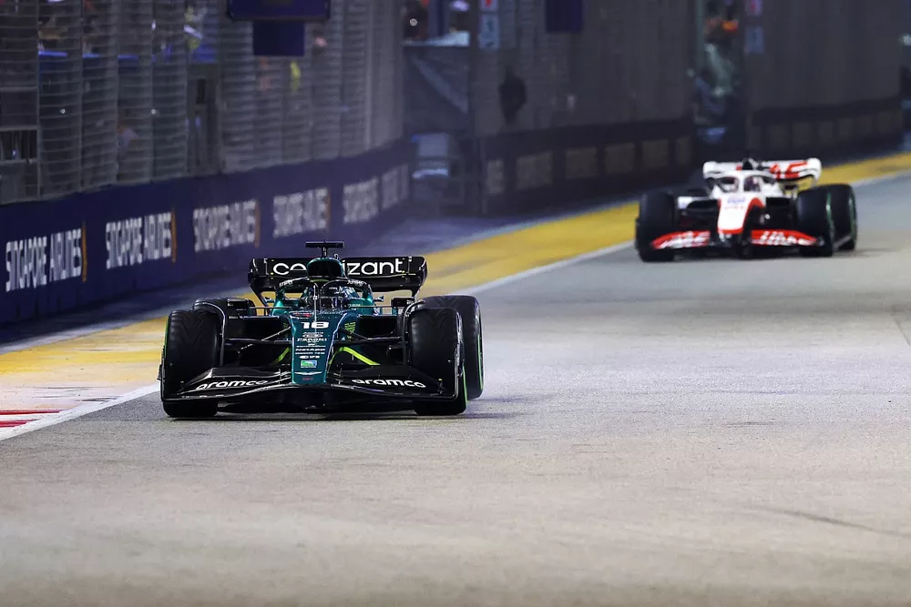Lance Stroll, Aston Martin AMR22, Kevin Magnussen, Haas VF-22