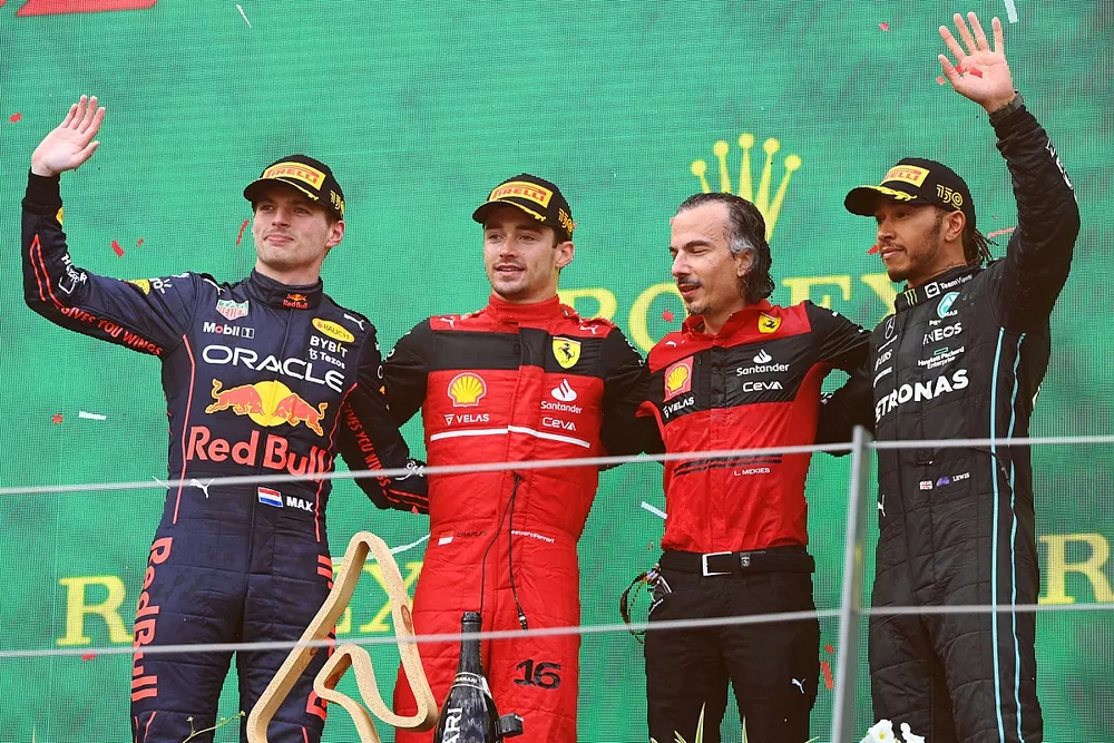 Max Verstappen, Red Bull Racing, 2&deg; posizione, Charles Leclerc, Ferrari, 1&deg; posizione, Laurent Mekies, Direttore Sportivo Ferrari, Lewis Hamilton, Mercedes-AMG, 3&deg; posizione, sul podio