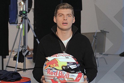 Verstappen presenta un casco completamente renovado para 2019