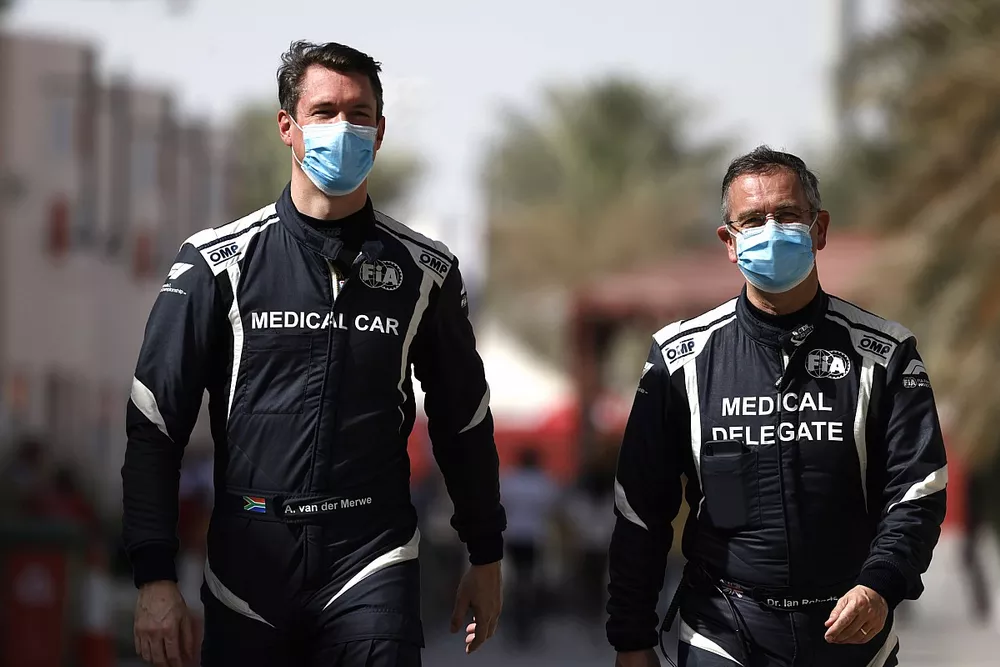Alan van der Merwe, Medical Car Driver, FIA, and Dr Ian Roberts, Medical Delegate, FIA