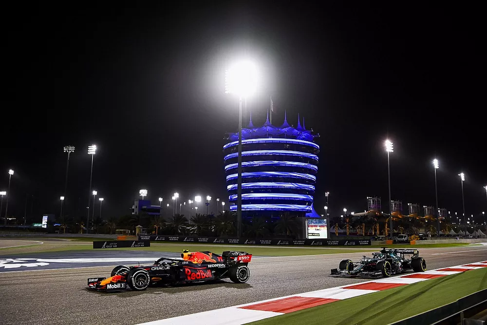 Sergio Perez, Red Bull Racing RB16B, Lance Stroll, Aston Martin AMR21