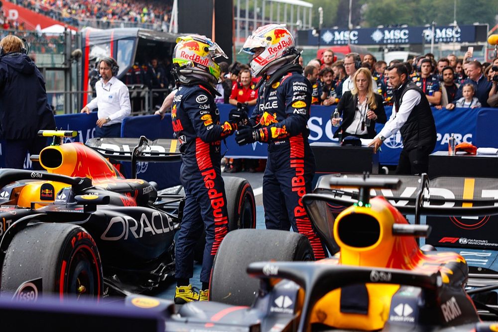 Sergio Pérez, Red Bull Racing, lugar felicita a Max Verstappen, Red Bull Racing, primer lugar en Parc Ferme