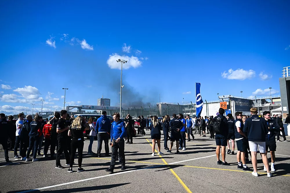 Humo desde el pitlane provoca que se evac&uacute;e el circuito de Cheste
