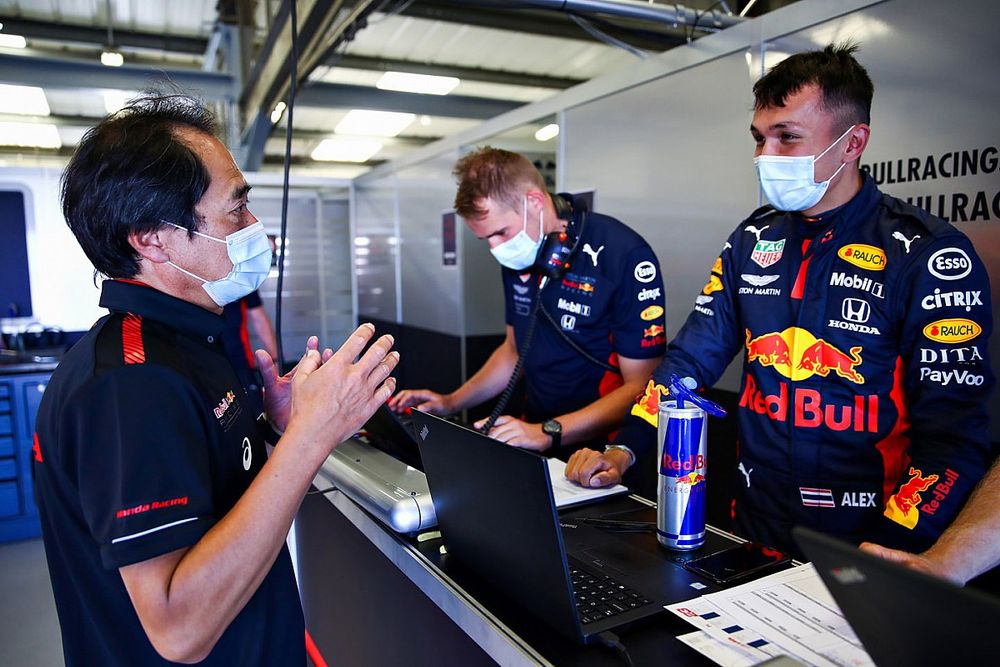 Alex Albon, Red Bull Racing RB16 con Toyoharu Tanabe de Honda
