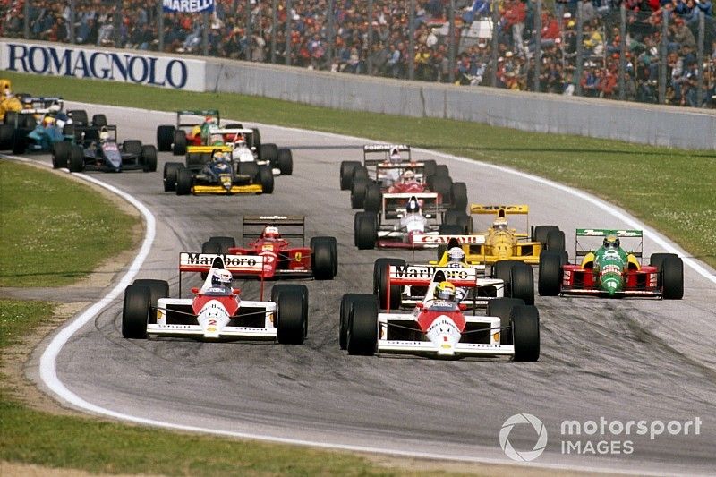 Ayrton Senna lidera a su compañero de equipo Alain Prost, McLaren MP4 / 5 al inicio