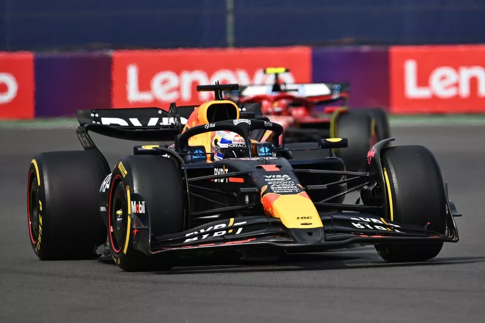 Max Verstappen, Red Bull Racing RB20, Carlos Sainz, Ferrari SF-24