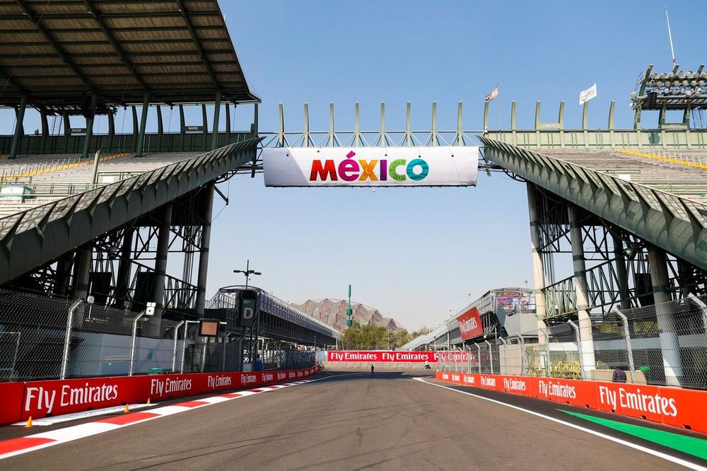 Logo de México en un puente sobre la sección del Foro sol