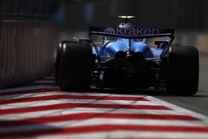 VÍDEO F1: Pedaço de borracha prende em zebra e interrompe metade do TL1 de Baku