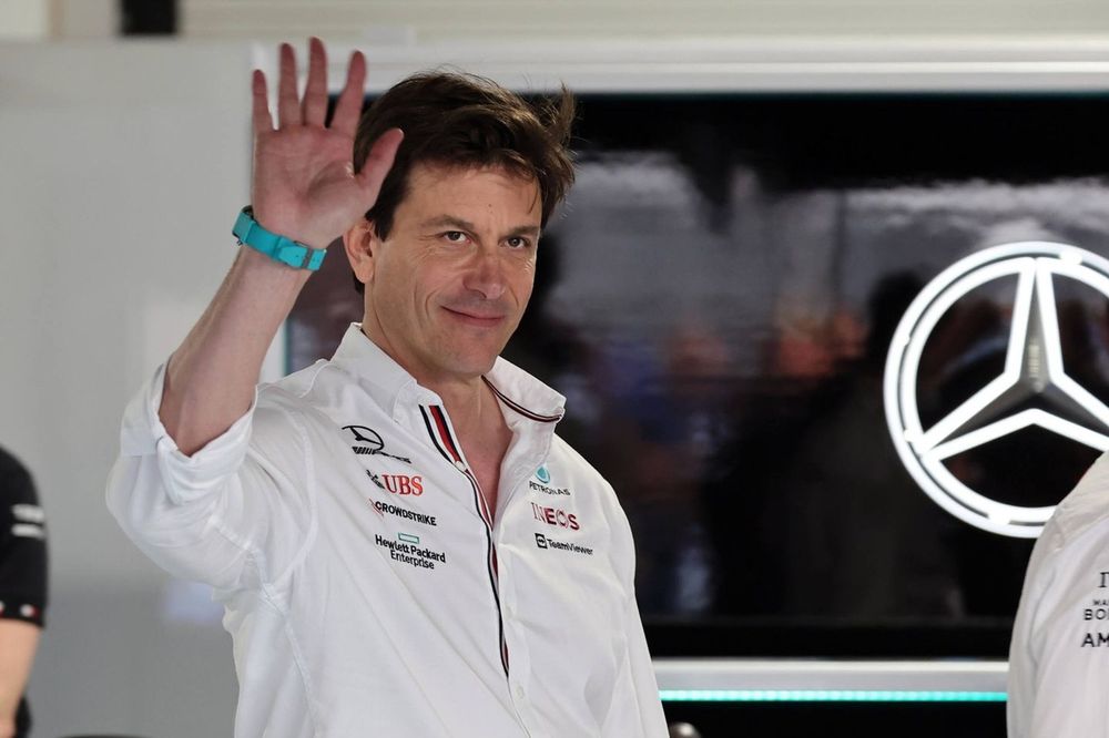 Toto Wolff, director del equipo y consejero delegado de Mercedes AMG, habla con George Russell, de Mercedes-AMG, en el garaje de Mercedes