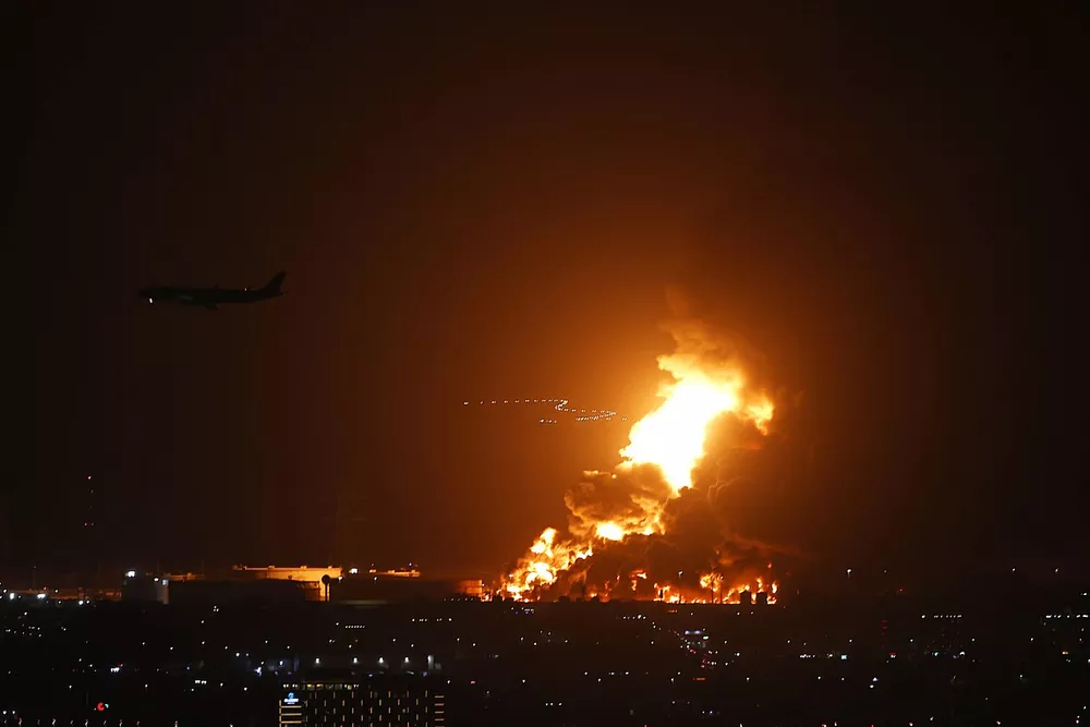 Un avion &eacute;clair&eacute; par les flammes dans la nuit de Djeddah
